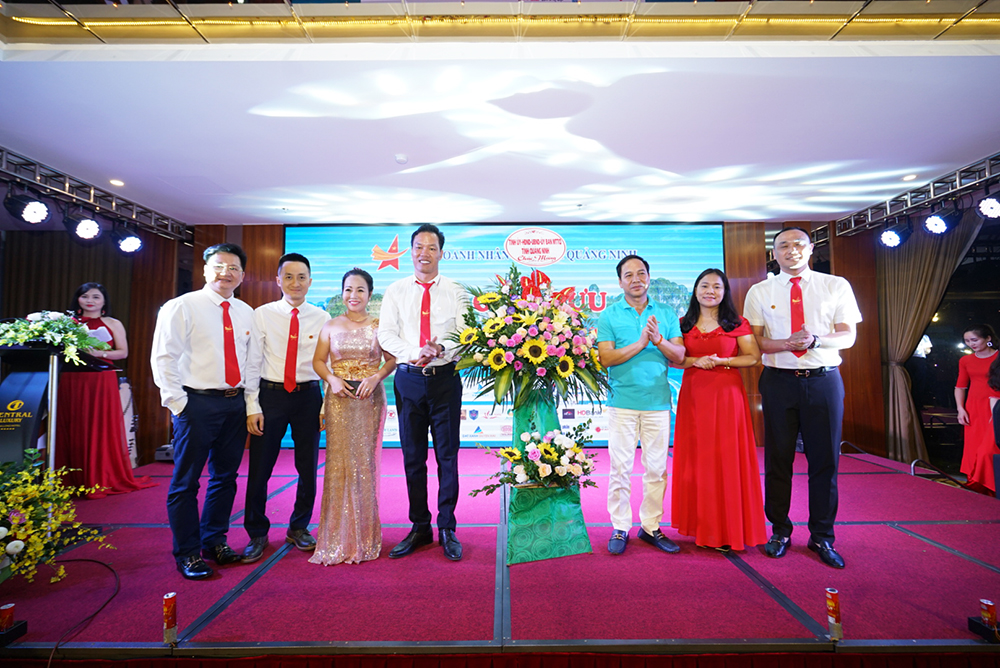 Đồng chí Đặng Huy Hâu, Phó Chủ tịch Thường trực UBND tỉnh tặng hoa chúc mừng Hội doanh nghiệp trẻ tỉnh.