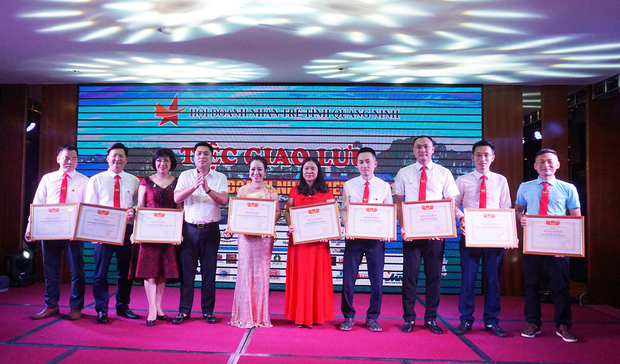 Nhân dịp nay, nhiều doanh nhân trẻ đã được nhận bằng khen của Trung ương Hội Liên hiệp thanh niên Việt Nam, TW Hội doanh nhân trẻ Việt Nam.