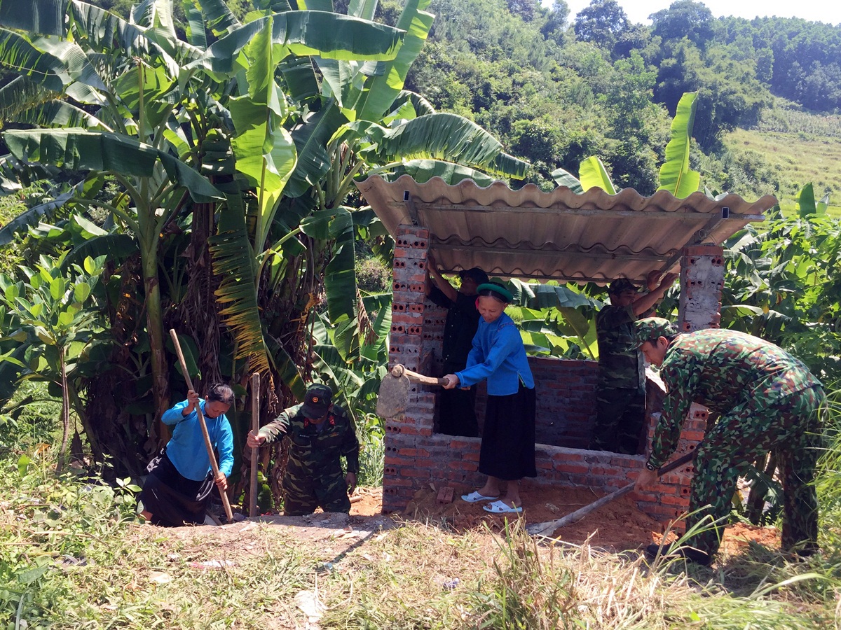 Đội vận động quần chúng Ban CHQS huyện Tiên Yên chung tay cùng bà con xây dựng lò đốt rác tập trung tại thôn Khe Quang, xã Đại Dực, huyện Tiên Yên.  