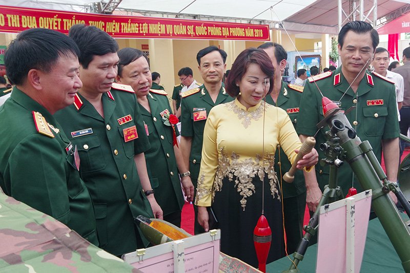 Thủ trưởng Bộ Tư lệnh Quân khu 3, lãnh đạo tỉnh Quảng Ninh tham quan mô mình sáng kiến cải tiến kỹ thuật của LLVT tỉnh.