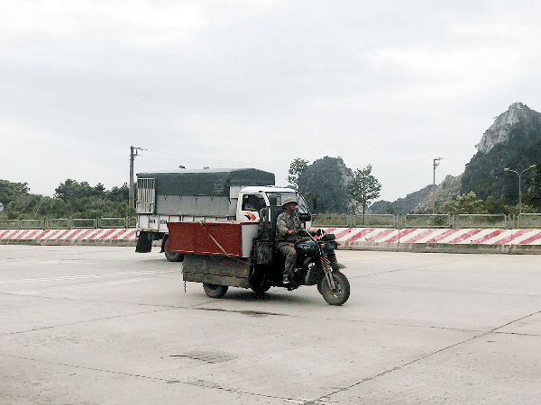 Xe tự chế vẫn còn xuất hiện ngay cả ở TP Hạ Long.