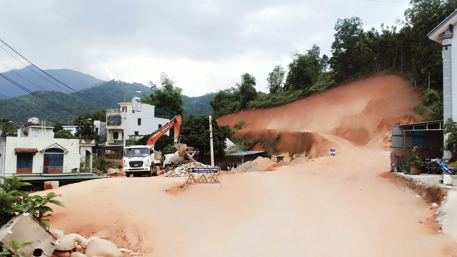 Đoạn đường từ Thị trấn Bình Liêu qua thôn Chang Chiếm, xã Tình Húc vào Húc Động đang được triển khai thi công tạo điều kiện thuận lợi trong giao thương và đi lại cho người dân.