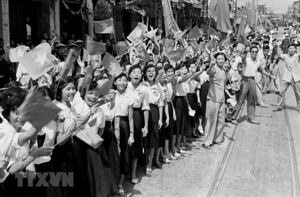 Nhân dân Thủ đô với cờ hoa rợp trời vui mừng đón đoàn quân Giải phóng ngày 10/10/1954.( Ảnh tư liệu: TTXVN)