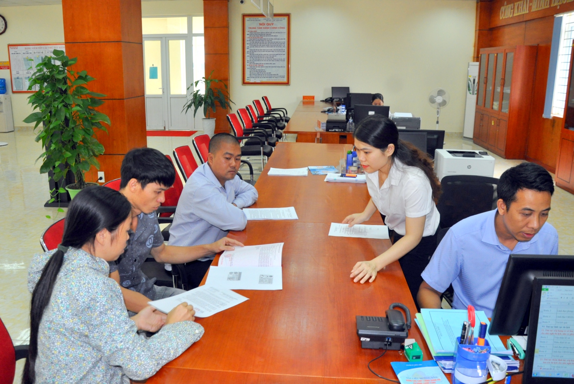 Cán bộ thường trực tại Trung tâm Hành chính công huyện Bình Liêu tận tình hướng dẫn người dân giải quyết thủ tục hành chính.