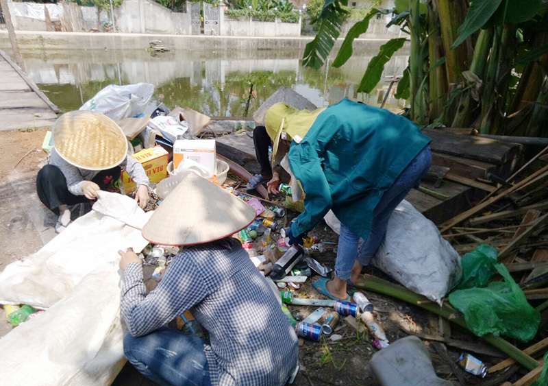Hội viên phụ nữ phường Phong Hải thu gom rác thải nhựa