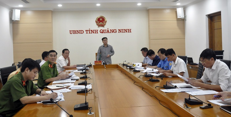 Đồng chí Bùi Văn Khắng, Phó Chủ tịch UBND tỉnh chỉ đạo tại cuộc họp.