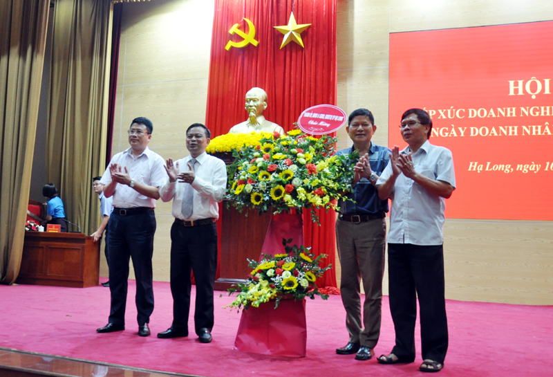 Lãnh đạo TP Hạ Long tặng hoa chúc mừng Hiệp hội doanh nghiệp nhỏ và vừa của thành phố nhân kỷ niệm Ngày Doanh nhân Việt Nam 13/10