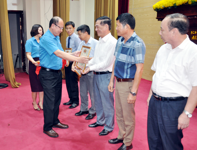 Lãnh đạo Liên đoàn Lao động tỉnh trao bằng khen cho những doanh nghiệp trên địa TP Hạ Long vì có đóng góp thiết thực, tiêu biểu 