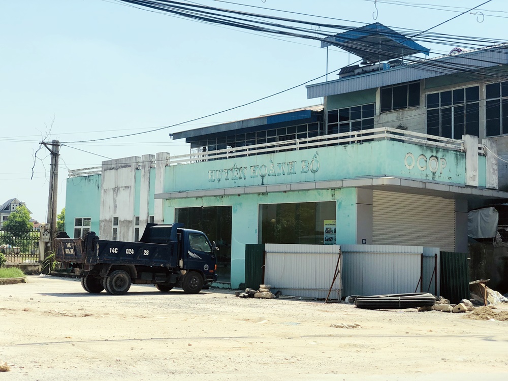 Có vị trí thuận tiện về kinh doanh nhưng Trung tâm bán hàng OCOP của huyện Hoành Bồ đã ngừng hoạt động, trở thành bãi đỗ xe lưu đông, cơ sở vật chất ngày càng xuống cấp.