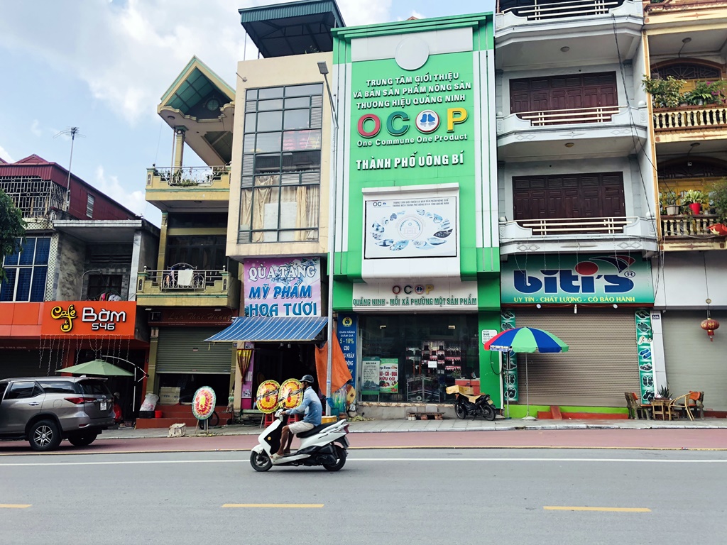 Nằm ở trung tâm thành phố, ngay sát chợ nhưng Trung tâm bán hàng OCOP của TP Uông Bí đang rơi vào tình trạng hoạt động cầm chừng.