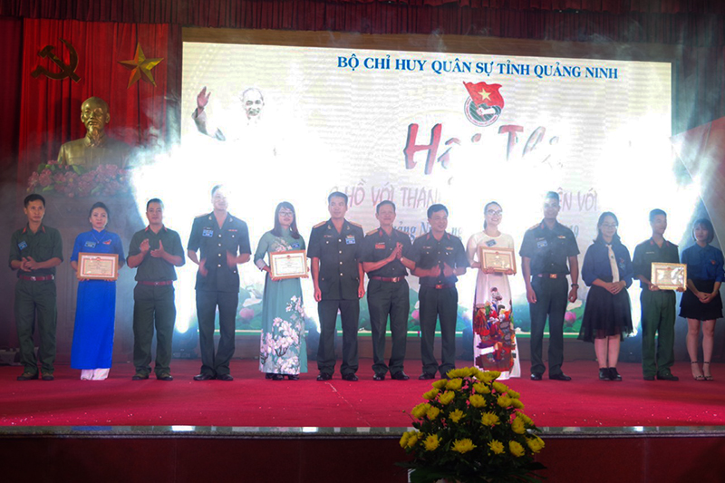 Đại tá Nguyễn Trung Trịnh, Chính ủy Bộ CHQS tỉnh trao giải cho các đơn vị đạt Nhất Nhì Ba