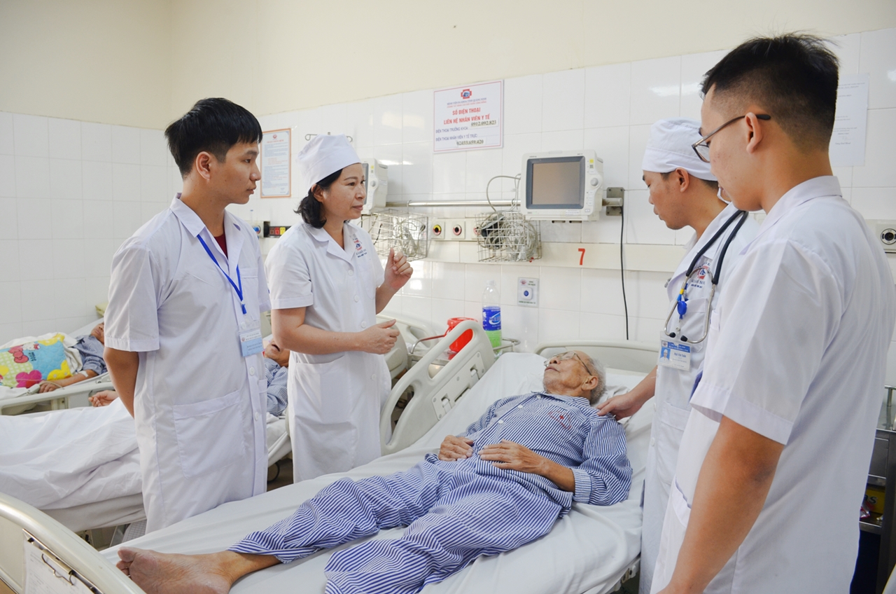 bác sĩ Nguyễn Thị Thoa, Trưởng khoa Tim mạch, Bệnh viện Đa khoa tỉnh hướng dẫn về chuyên môn cho các bác sĩ trẻ trong khoa.