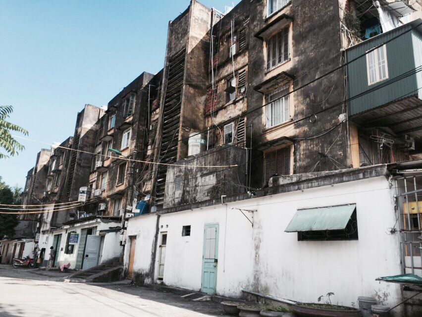 Chung cư D1 khu Tân Lập 5, phường Cẩm Thủy có tuổi đời gần 40 năm đã xuống cấp nghiêm trọng