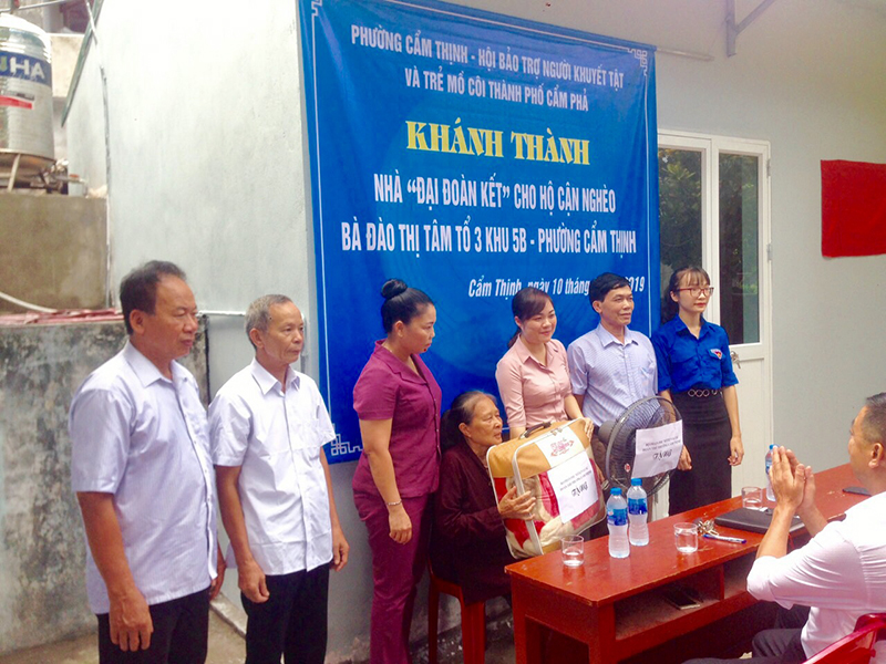 UBMTTQ và các đoàn thể chính trị xã hội phường Cẩm Thịnh tặng quà cho bà Đào Thị Tâm