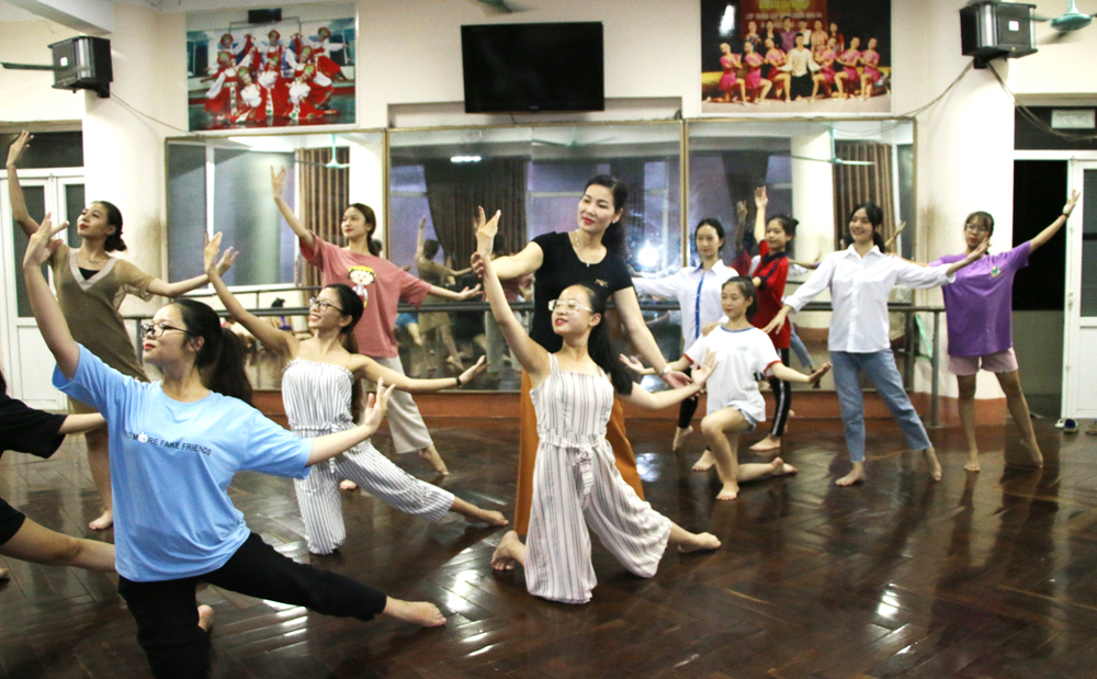 Biên đạo múa Minh Ngọc hướng dẫn học sinh luyện tập các tiết mục múa trong giờ lên lớp.