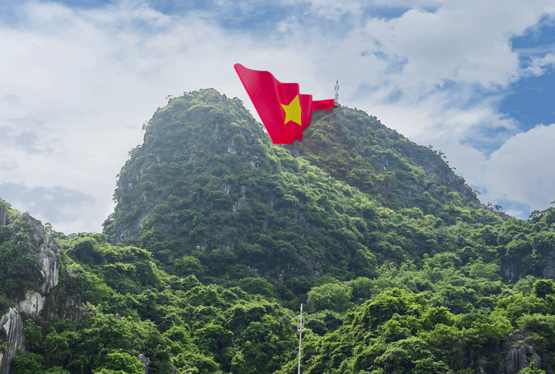 Phối cảnh lá cờ đỏ sao vàng trên đỉnh núi Bài Thơ được tư vấn thiết kế thành một sàn ban công lớn vươn ra ngoài biển, tạo không gian mở cho du khách tận hưởng một tầm nhìn tuyệt đẹp.