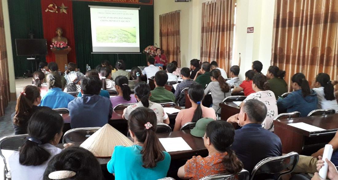HND huyện tổ chức tập huấn phòng chống bệnh lùn sọc đen trên lúa cho hội viên nông dân xã Thống Nhất
