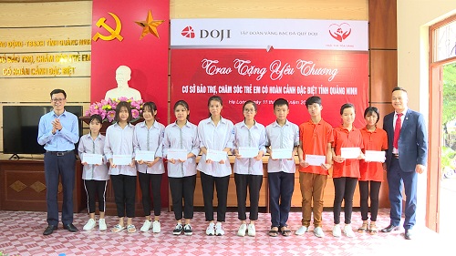 Đại diện Tập đoàn Vàng bạc đá quý Doji trao tặng học bổng cho các em học sinh