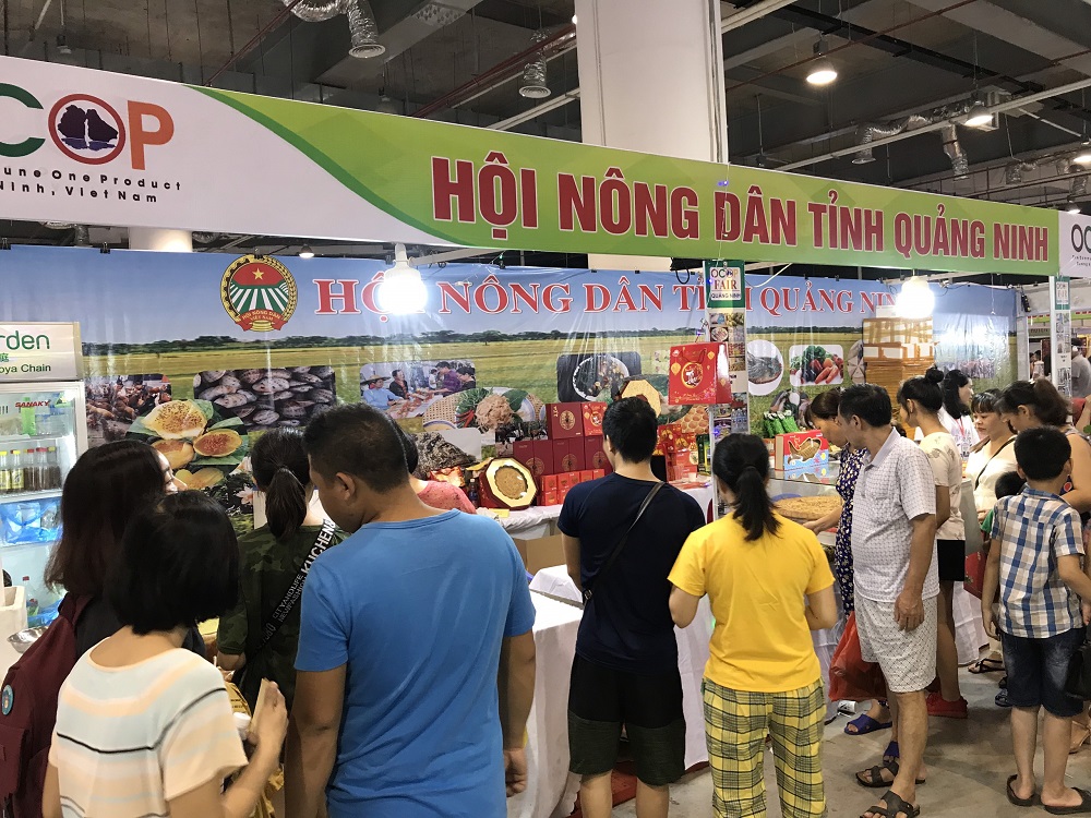 Gian hàng của HND tỉnh tại Hội chợ OCOP khu vực phía Bắc - Quảng Ninh 2019 luôn tấp nập khách quan lại. 