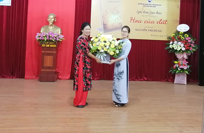 Lãnh đạo Hội VHNT Quảng Ninh tặng hoa chúc mừng tác giả có tập sách mới xuất bản.