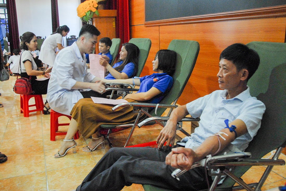 Các tình nguyện viên huyện Đầm Hà tham gia hiến máu ngay sau lễ phát động.