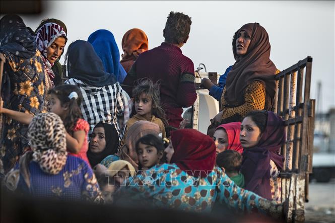 Người dân Syria sơ tán tránh chiến sự ở thị trấn Ras al-Ain, tỉnh Hasakeh (Syria) ngày 9/10/2019. Ảnh: AFP/TTXVN