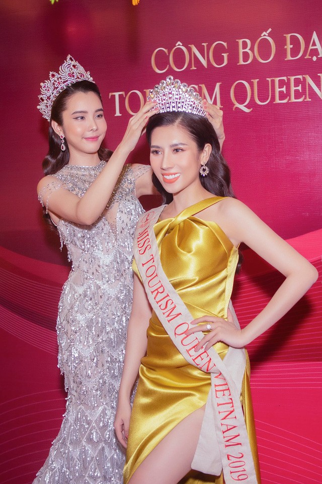 Hoa hậu Du lịch thế giới 2018 Huỳnh Vy trao sash và trao vương miện Miss Tourism Queen Vietnam 2019 cho đại diện Việt Nam.