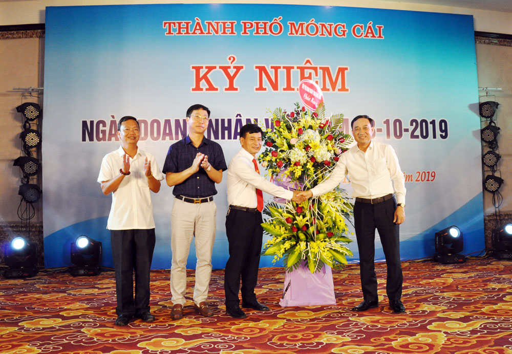 Lãnh đạo Hiệp hội Doanh nghiệp Quảng Ninh tặng hoa chúc mừng các doanh nhân thành phố Móng Cái.