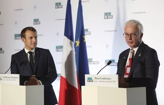 Tổng thống Pháp Emmanuel Macron và Giám đốc Quỹ toàn cầu phòng, chống AIDS, lao và sốt rét Peter Sands. (Ảnh trong bài: AP)