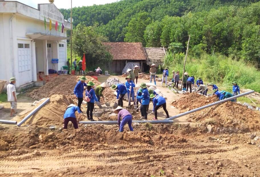 Đội sinh viên tình nguyện Khoa Y dược - Đại học Quốc gia Hà Nội góp công xây sân nhà văn hoá thôn Xóm Đình, xã Đạp Thanh, huyện Ba Chẽ.