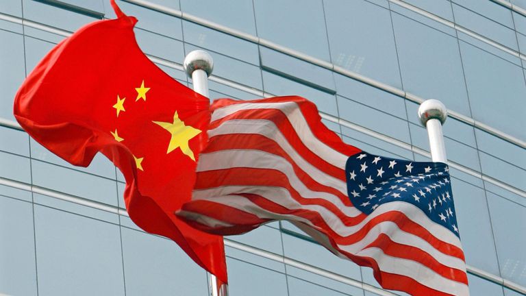 Mỹ hoãn tăng thuế lên hàng nhập khẩu Trung Quốc sau khi đạt thỏa thuận thương mại một phần. Ảnh: Sky News