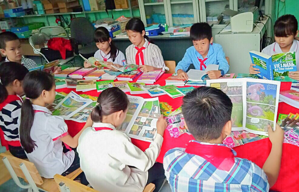 Học sinh trường Tiểu học Đường Hoa (xã Đường Hoa, huyện Hải Hà) đọc sách, báo, tạp chí trẻ em trong giờ tự học.