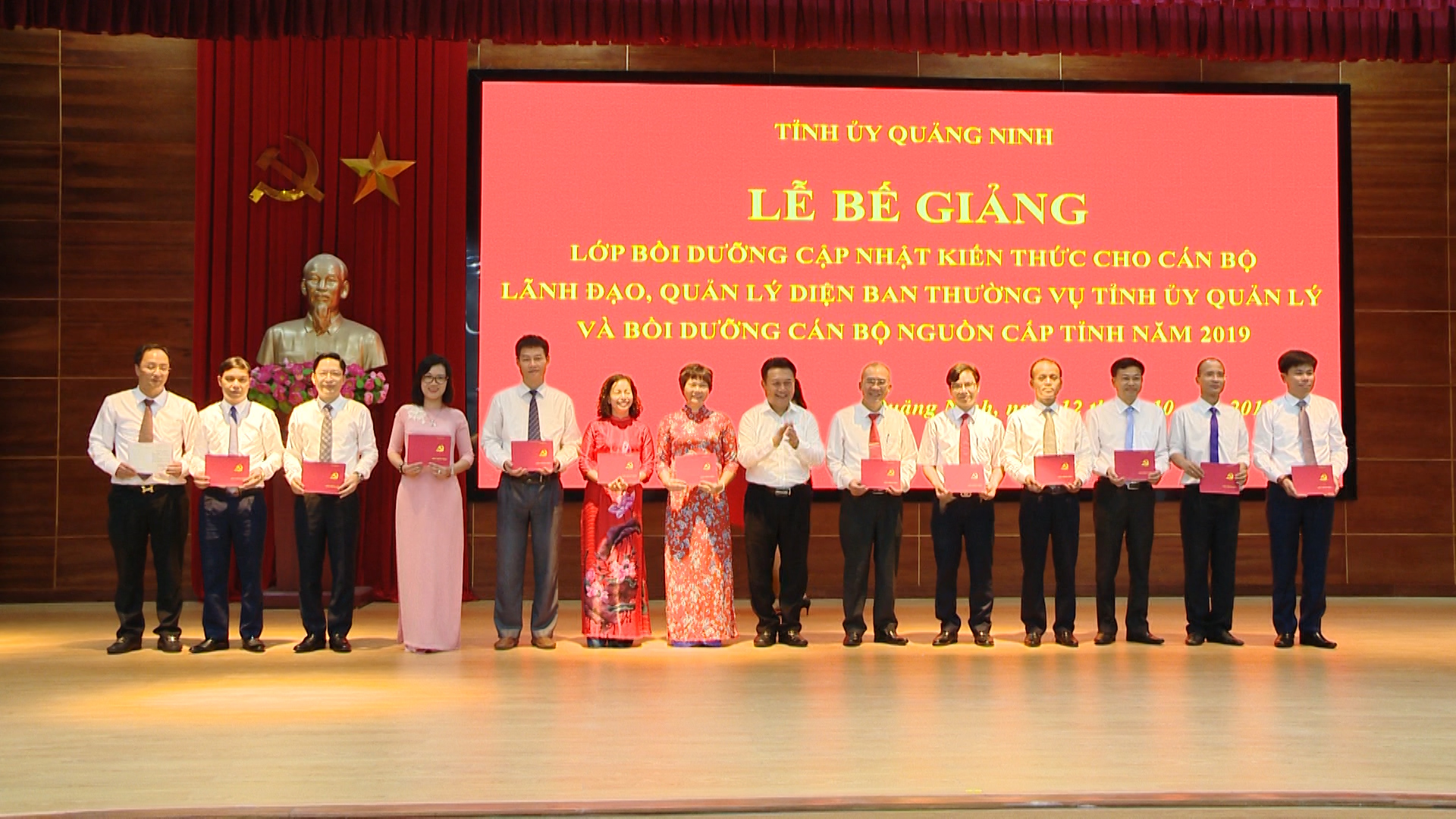 Đồng chí Nguyễn Đức Thành, Ủy viên BTV, Trưởng Ban Tổ chức Tỉnh ủy trao chứng nhận cho các học viên.