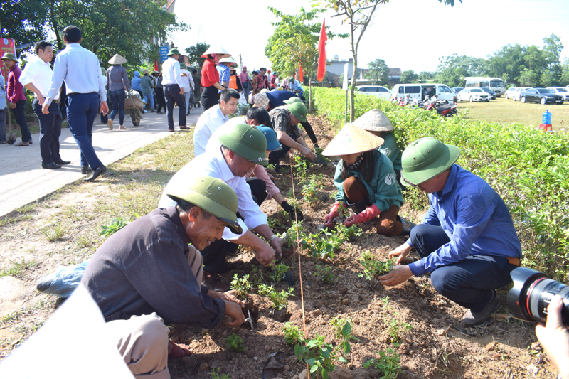 Cán bộ và nhân dân tham gia lễ phát động đã trồng gần 24.000 cây xanh trên đoạn đường dài 700m ở thôn Đông Thắng, xã Đông Ngũ