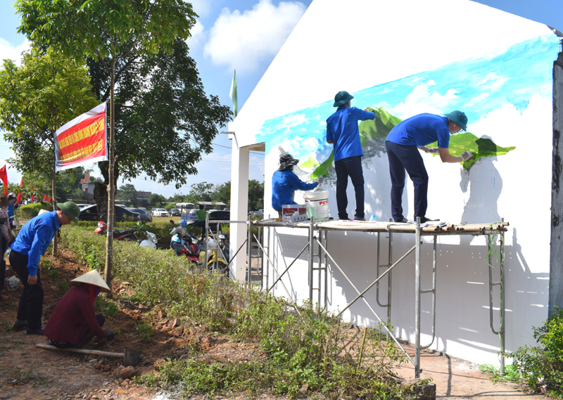 Cũng trong lễ phát động các ĐVTN huyện Tiên Yên vẽ 100m2 tranh tường dọc đường thôn Đông Thắng, xã Đông Ngũ