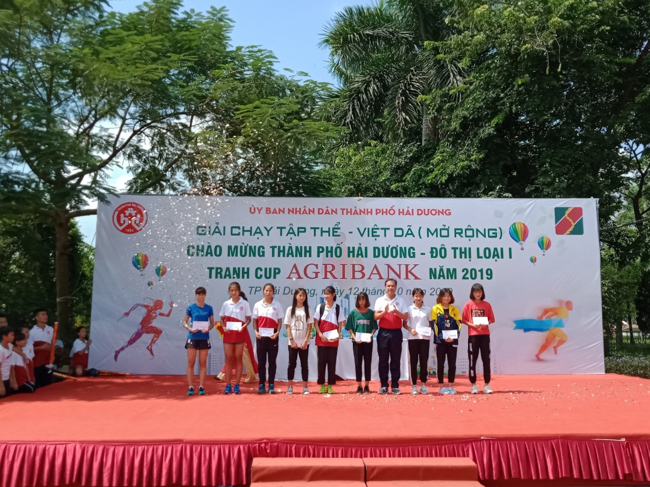 VĐV Đoàn Thu Hằng đoàn Quảng Ninh (bên trái) nhất cự ly 2km nữ nâng cao