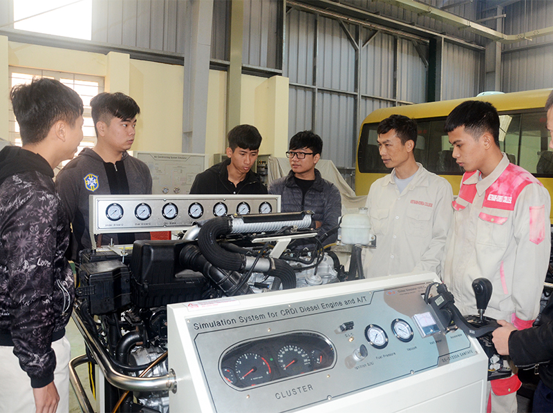 Giờ thực hành nghề công nghiệp ô tô của thầy, trò Trường Cao đẳng Việt - Hàn. Ảnh: Ngô Dịu.