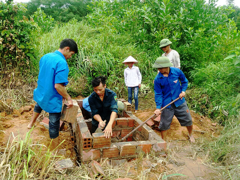 Đoàn Thanh niên xã Đồng Sơn, huyện Hoành Bồ hỗ trợ người dân xóm Khe Kẻn, thôn Tân Ốc 2 xây dựng nhà tiêu hợp vệ sinh.