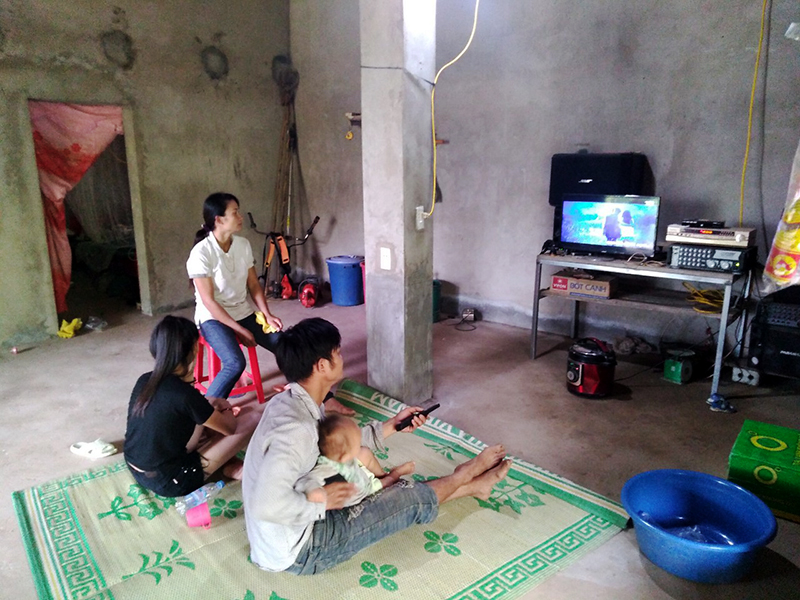 Người dân xóm Khe Kẻn, thôn Tân Ốc 2, xã Đồng Sơn, huyện Hoành Bồ có đời sống khấm khá hơn kể từ ngày có điện.