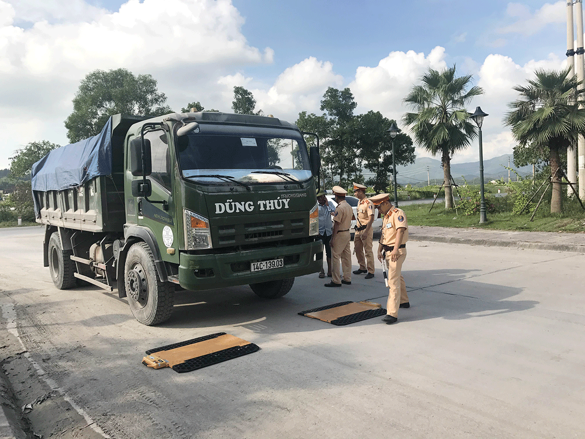 Lực lượng CSGT kiểm tra tải trọng phương tiện tham gia giao thông trên QL279