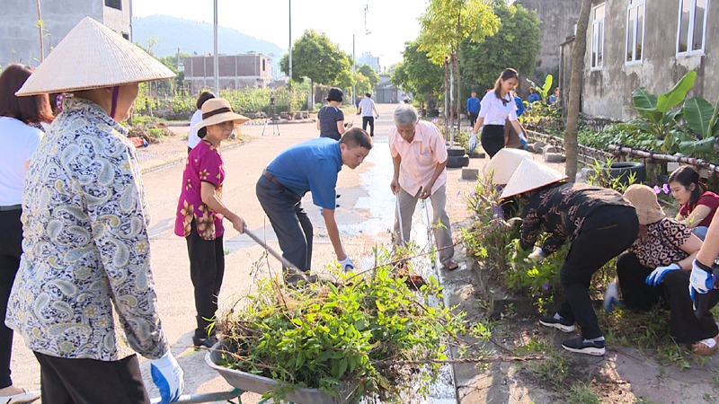 Cán bộ, nhân dân phường Cẩm Đông vệ sinh môi trường, phát quang bụi rậm, ngăn chặn mầm mống gây dịch bệnh