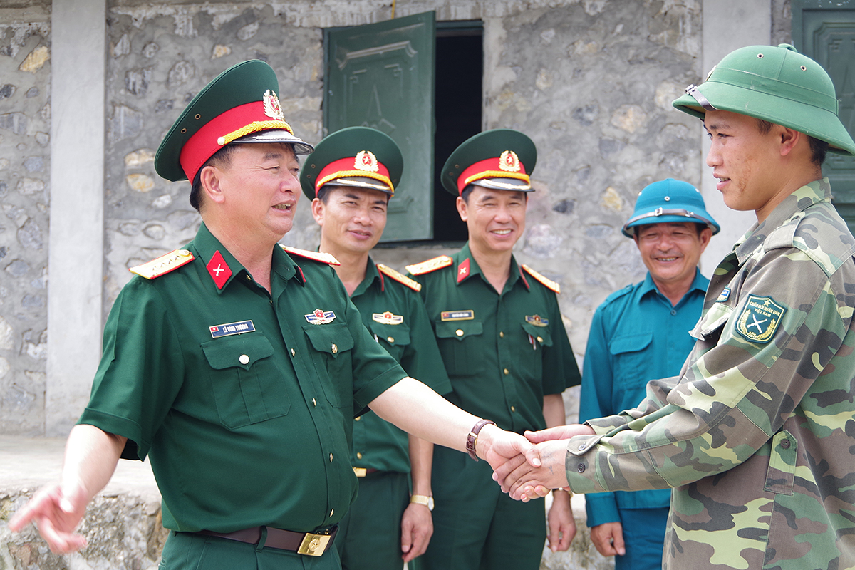 Đại tá Lê Đình Thương, Chỉ huy trưởng Bộ CHQS tỉnh, kiểm tra căn cứ chiến đấu thị xã Đông Triều