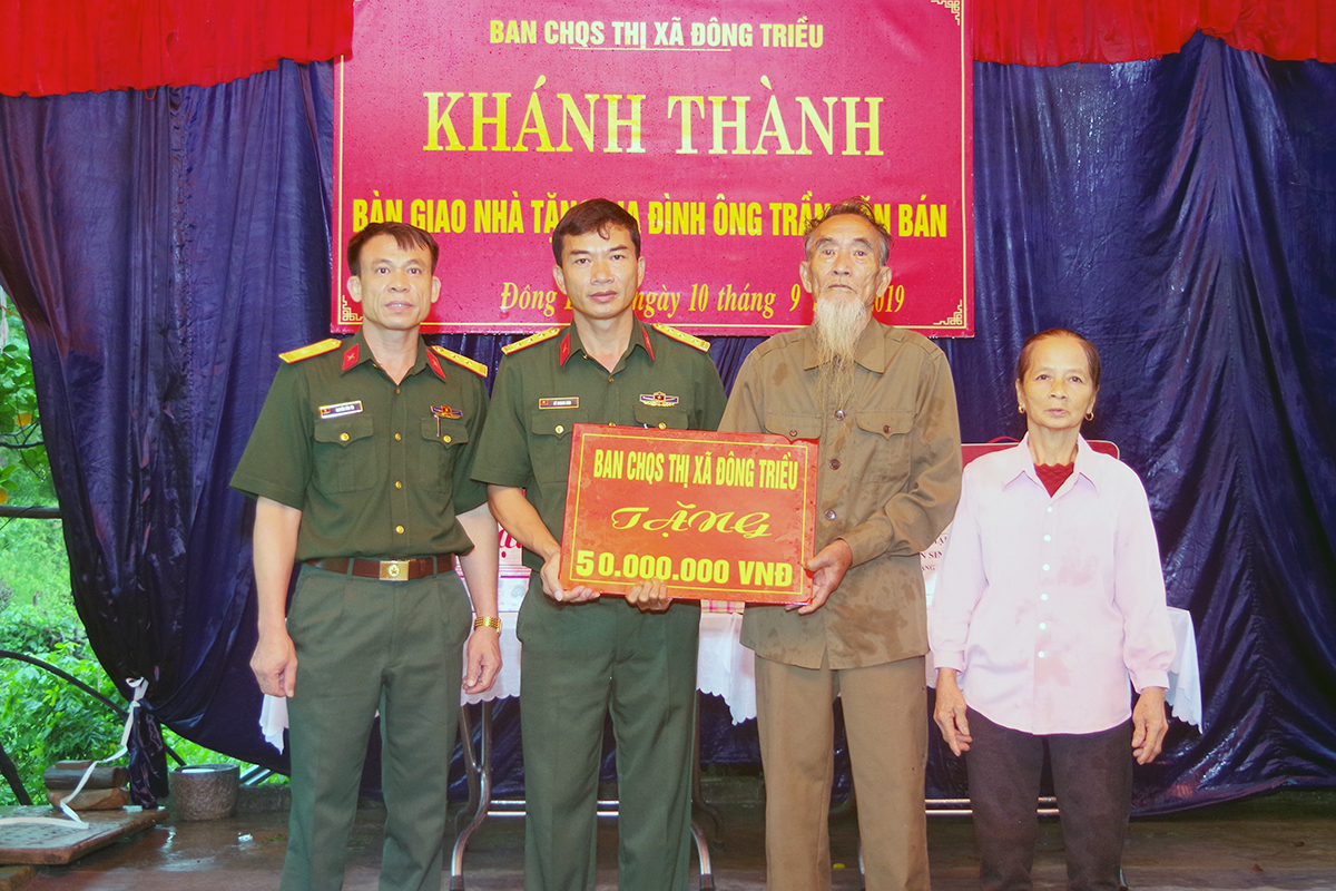 Thượng tá Lê Quang Hào, Chỉ huy trưởng Ban CHQS thị xã trao số tiền ủng hộ gia đình ông Trần văn Bán