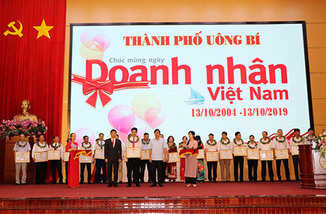 Lãnh đạo TP Uông Bí trao bằng khen cho các doanh nhân tiêu biểu năm 2019
