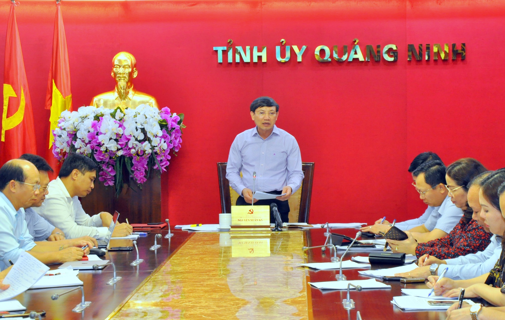 Đồng chí Nguyễn Xuân Ký, Bí thư Tỉnh ủy, Chủ tịch HĐND tỉnh phát biểu kết luận cuộc họp.