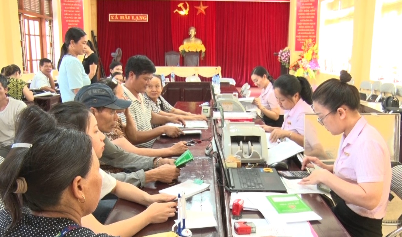 Ngân hàng CSXH huyện Tiên Yên giải ngân vốn tín dụng cho các hộ dân xã Hải Lạng. (Ảnh: )