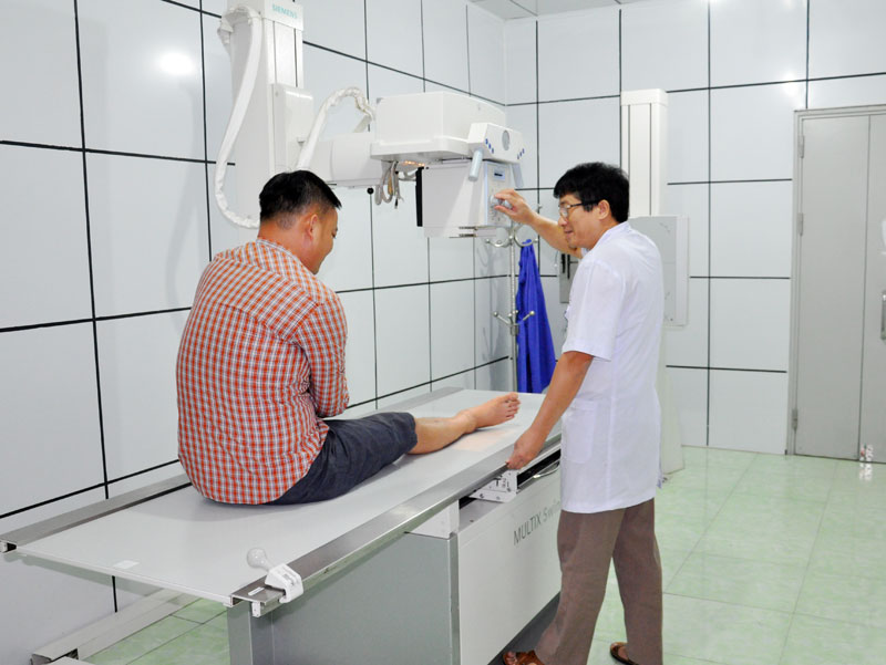 Chụp X Quang ở Trung tâm Y tế Hải Hà.