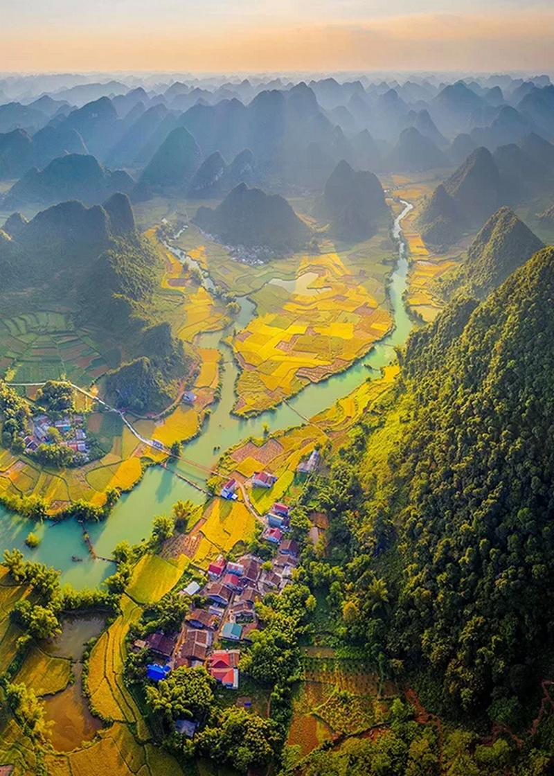 Đầu tháng 10, những ruộng lúa đã chín vàng ươm trên thung lũng Phong Nậm. Nằm nép mình dưới chân núi là những nóc nhà của người Tày, với khoảng 20 – 30 hộ dân cùng chung sống.