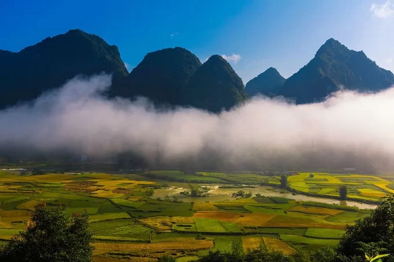 Mây trôi lơ lửng trên những cánh đồng lúa. Thời điểm thích hợp nhất trong ngày để săn ảnh thiên nhiên Phong Nậm là lúc nắng mới lên và hoàng hôn.