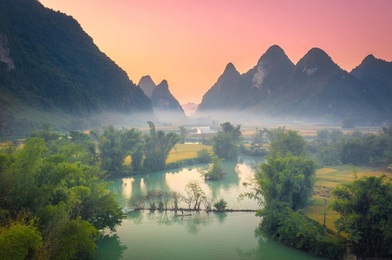 Trên đường vào thung lũng Phong Nậm, du khách sẽ bắt gặp những bụi tre xanh nằm kề bên cánh đồng lúa chín và các bản làng nối tiếp nằm ven chân núi.
